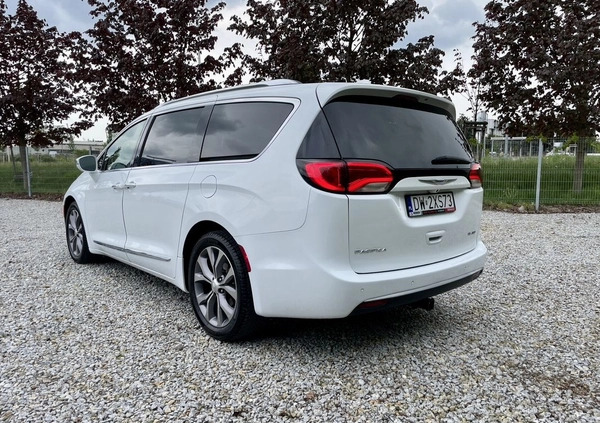 Chrysler Pacifica cena 139900 przebieg: 120000, rok produkcji 2020 z Krosno małe 704